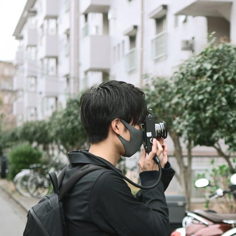 カメラを構える西條友喜